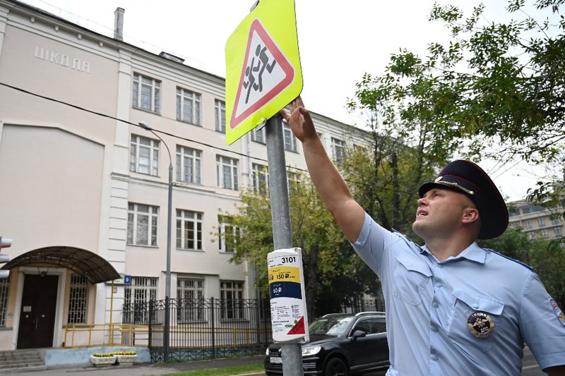 Инспекторы проверили дорожные знаки возле школ