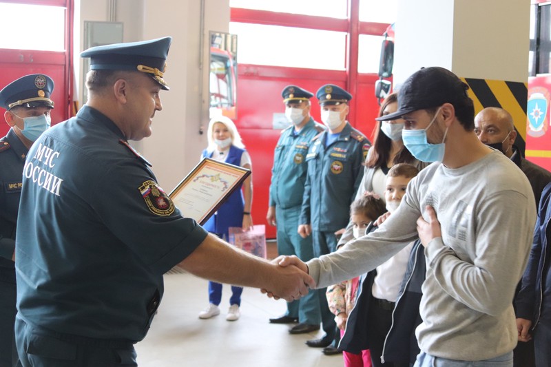 Начальник столичного МЧС наградил горожан, спасших детей