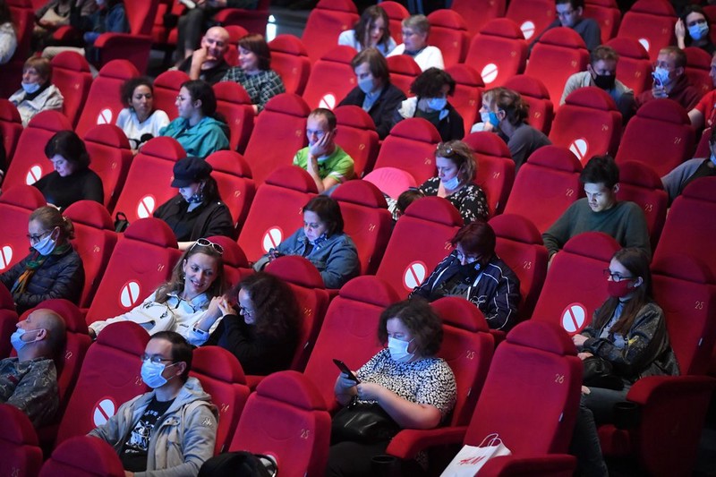 Театры и кинотеатры в Москве обязали сократить продажи билетов