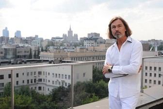 Никас Сафронов: Даю автографы всем поклонницам