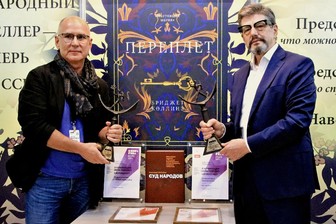 Люди отдохнули от офисной суеты и взялись за книги