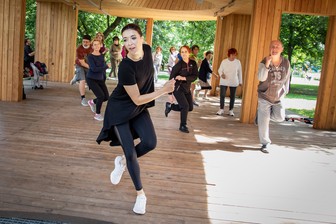 Олимпийская чемпионка Екатерина Боброва провела спортивную разминку для участников проекта «Московское долголетие»