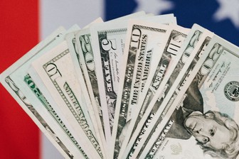 Курс доллара поднялся выше 77 рублей впервые с 22 апреля