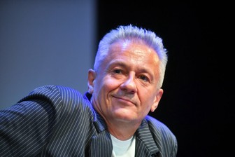 «Что с нашим любимым актером?»: фанаты не узнали Олега Меньшикова на фото