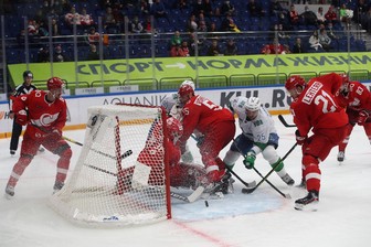 Хоккей вернулся к зрителям