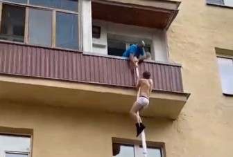 «Попались, грешники!»: в Москве очевидцы сняли спускающегося по простыне любовника