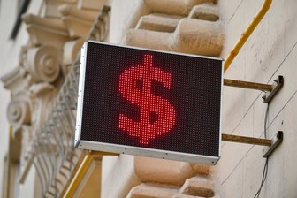 Чем для России обернется девальвация доллара
