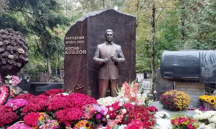 Неизвестный сообщил об угрозе взрыва памятника Кобзону в Москве