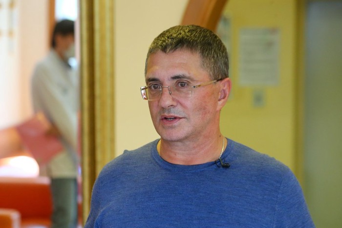 «Немолодой уже»: Мясников объяснил, почему решил тестировать вакцину от COVID-19
