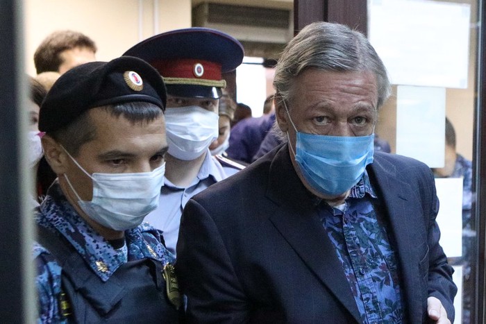 Старшая сестра Ефремова рассказала, что артист получил первую «передачку»