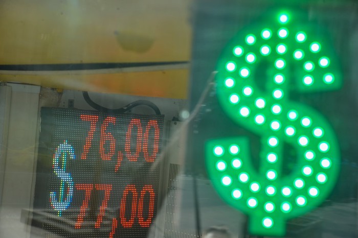 Курс доллара на Московской бирже поднялся до 76 рублей