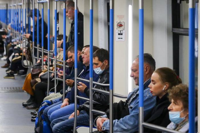 Полторы тысячи нарушений масочного режима выявили в транспорте столицы за день