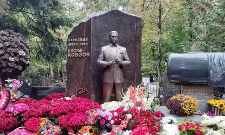 Неизвестный сообщил об угрозе взрыва памятника Кобзону в Москве