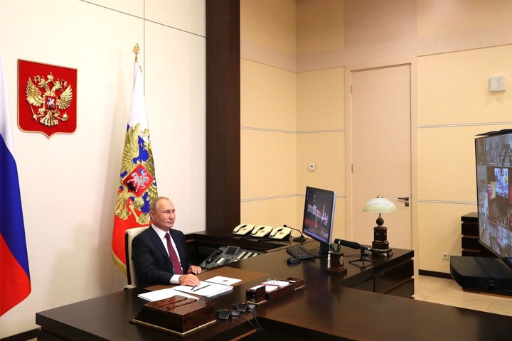 Путин обсудил с премьером Японии взаимодействие по созданию вакцин от COVID-19