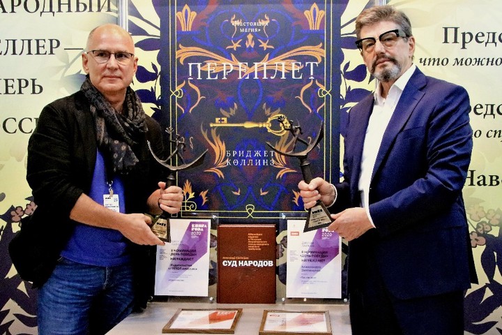 Люди отдохнули от офисной суеты и взялись за книги