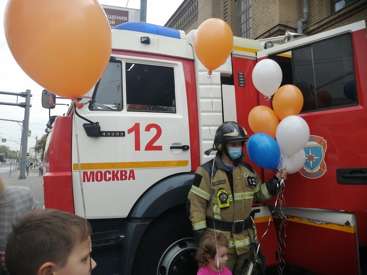 Столичные пожарные поздравили москвичей с Днем города