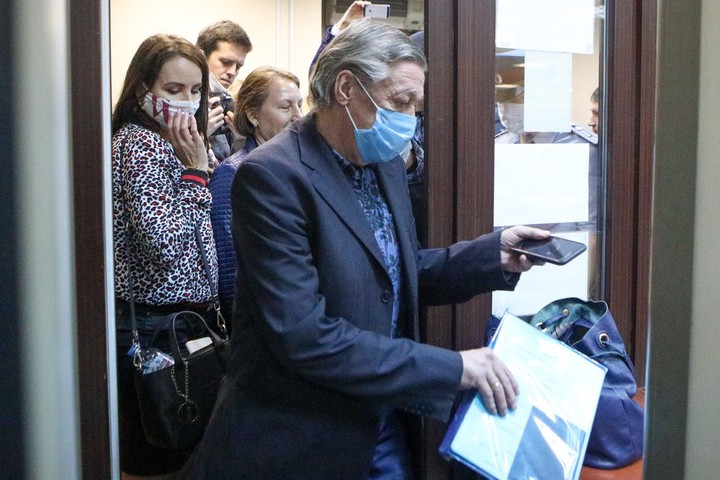 «Принес самое важное»: раскрыто содержимое папки Ефремова в суде