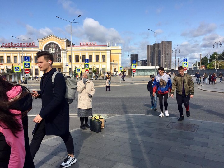 Как выживает в Москве одесская пенсионерка, поющая на вокзале