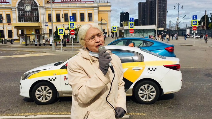 Как выживает в Москве одесская пенсионерка, поющая на вокзале