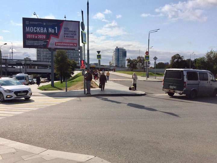 Как выживает в Москве одесская пенсионерка, поющая на вокзале
