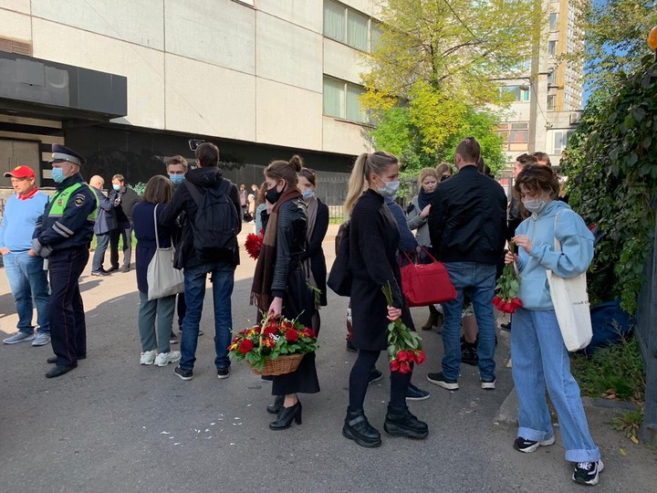 «Как будто отца потерял»: москвичи простились с телеведущим Михаилом Борисовым