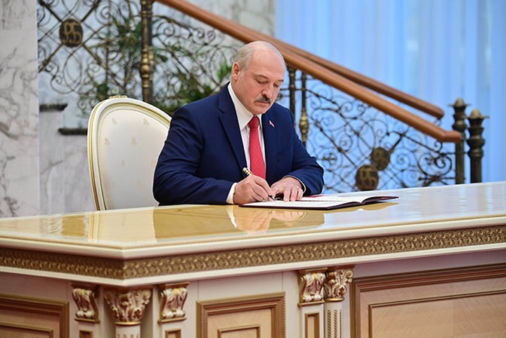 Лукашенко заявил о необходимости новой Конституции в Белоруссии
