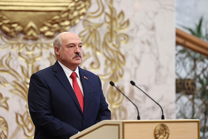 Лукашенко заявил о готовности вести диалог с оппозицией по новой конституции