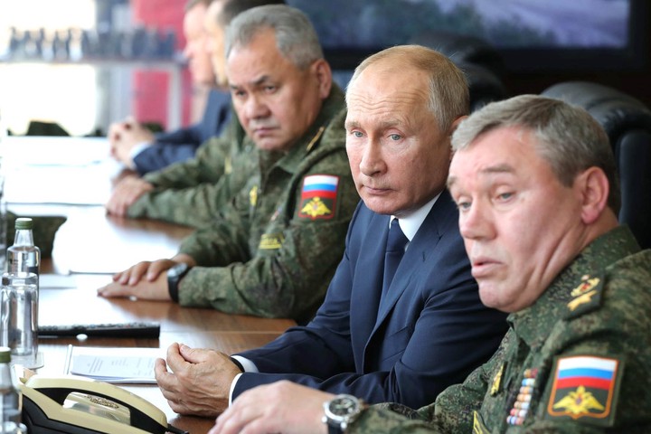 Владимиру Путину рассказали о боевой машине «Терминатор»