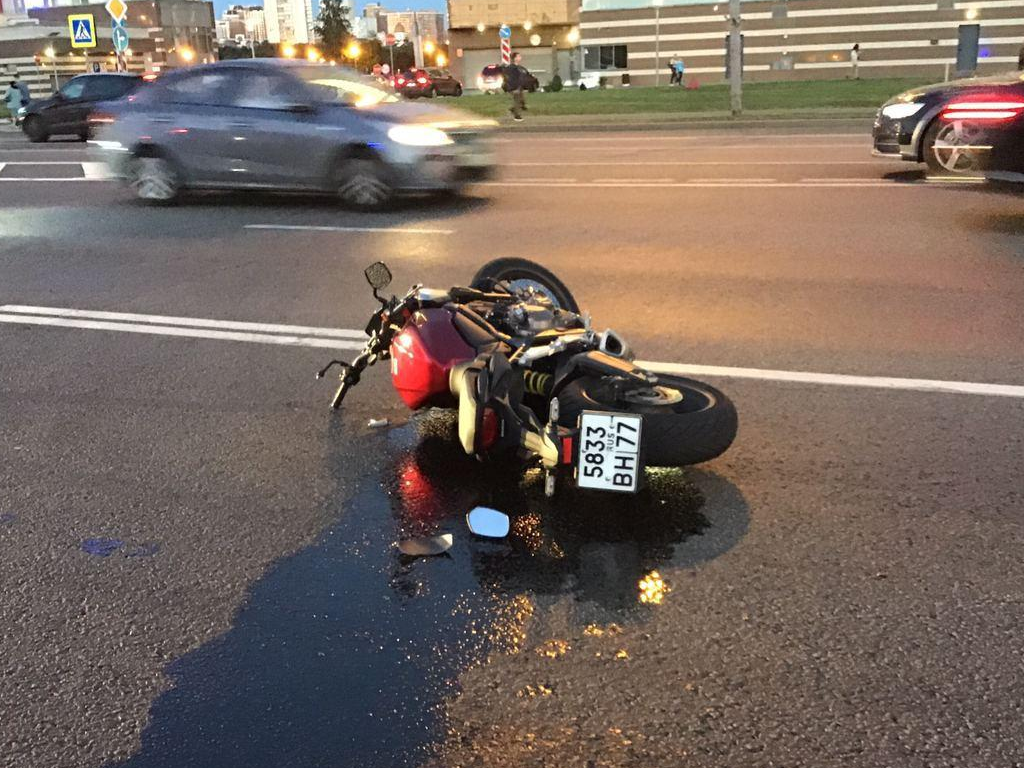 Мотоцикл и автомобиль столкнулись на Мичуринском проспекте