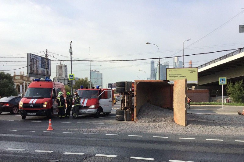 Самосвал упал и рассыпал груз на Воробьевском шоссе
