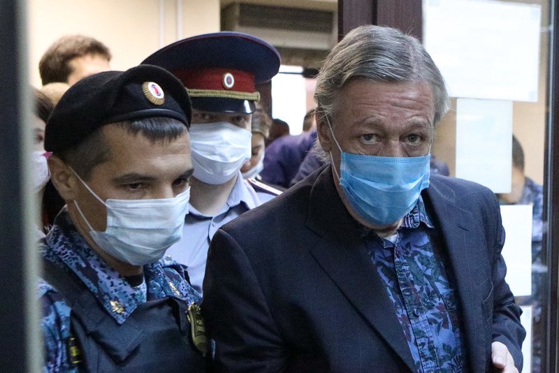 Адвокат Ефремова прямо на суде предложил деньги потерпевшей стороне