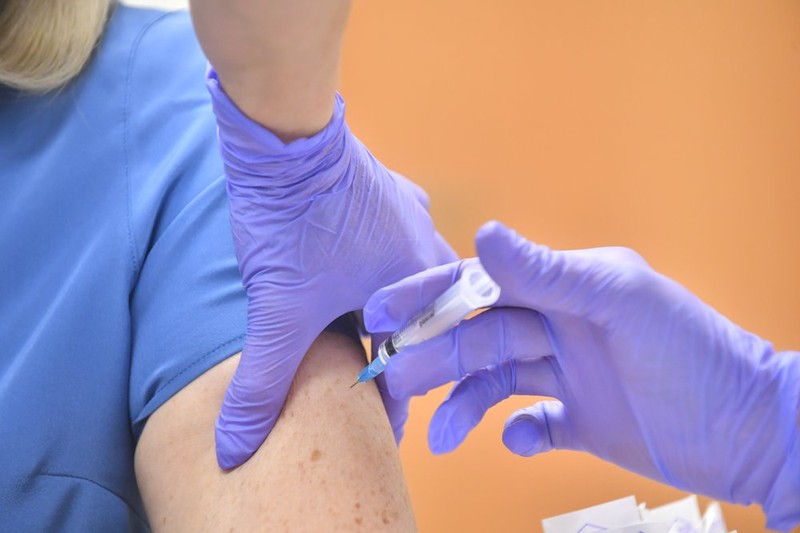 Испытания на людях еще одной вакцины от коронавируса разрешили в России 