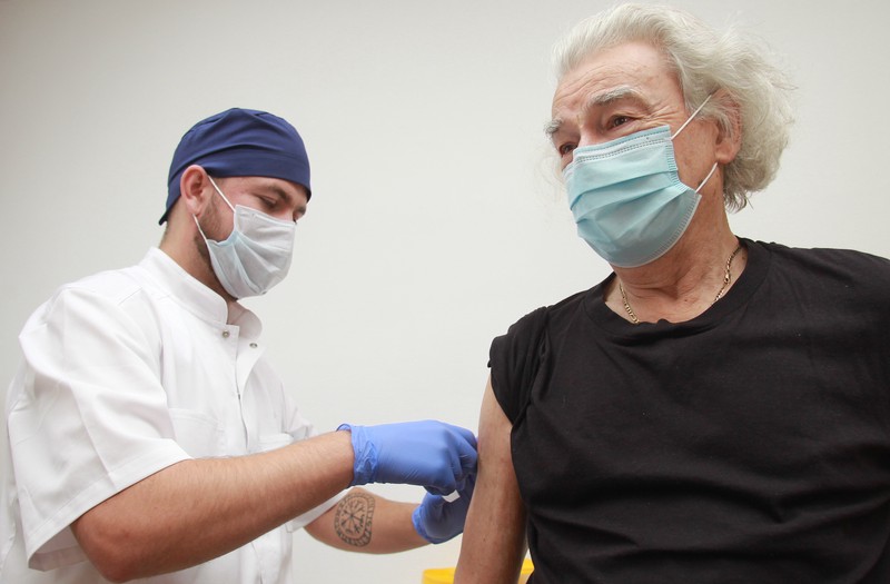 Пожилому приготовиться: что нужно знать о вакцинации людей старше 60 лет