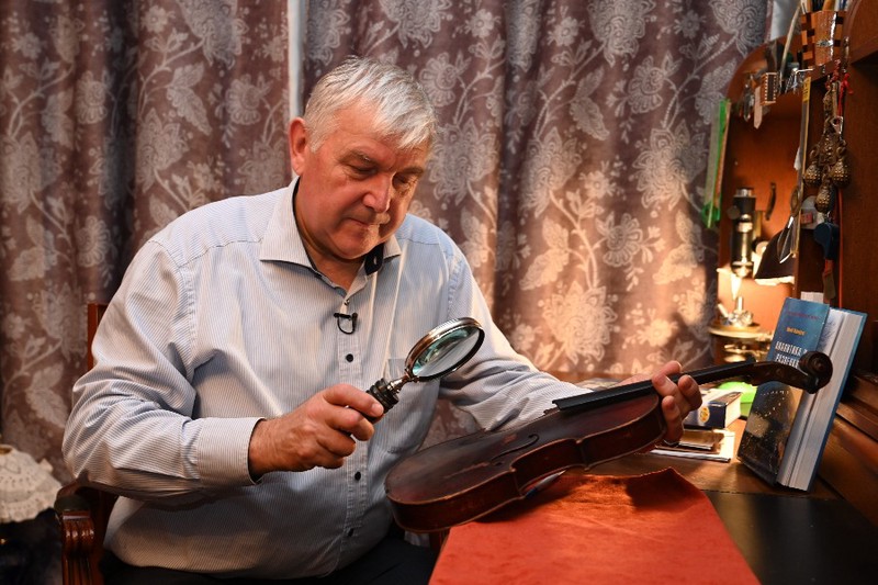 Найденную москвичом скрипку с клеймом мастера признали копией