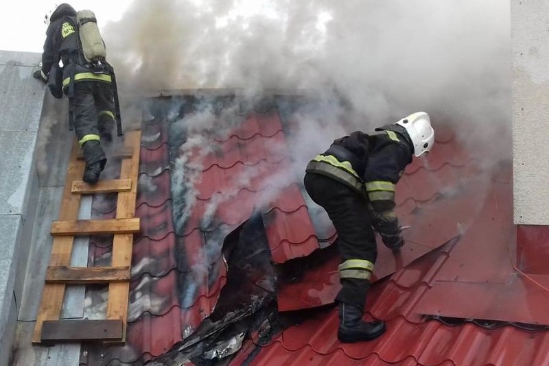 Открытое горение в административном здании в Екатеринбурге ликвидировали