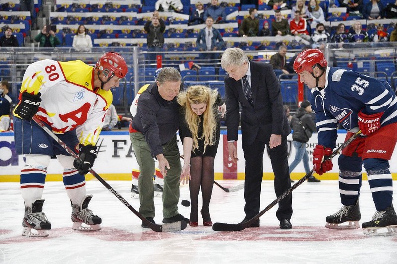 День рождения легенды хоккеисты отметили на льду