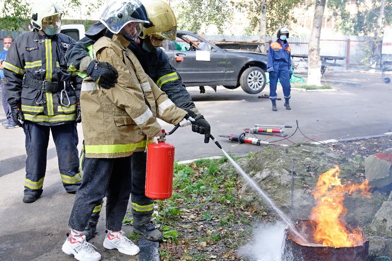 Подростки научились тушить огонь и спасать утопающих