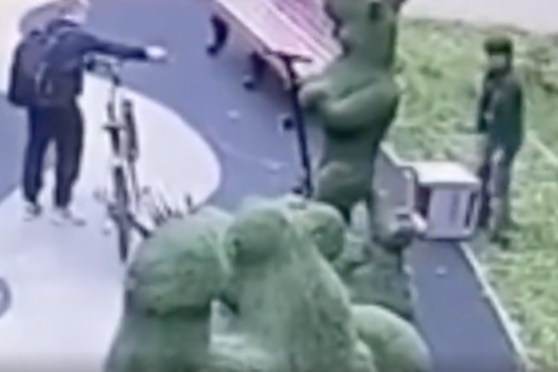 Вандализм школьника в люберецком парке сказок попал на видео