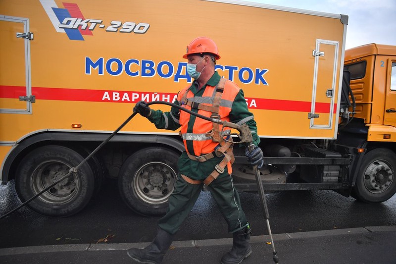 Мосводосток ликвидирует радужную пленку на Москве-реке