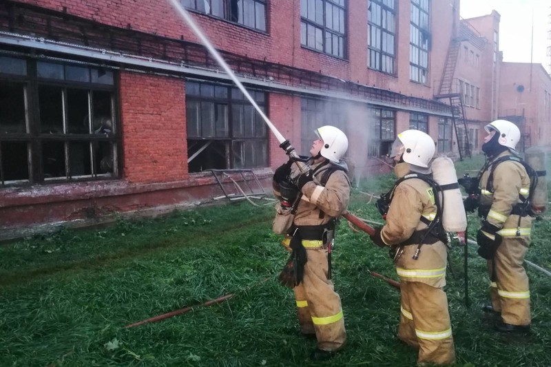 Цех химического завода загорелся в Кемерове