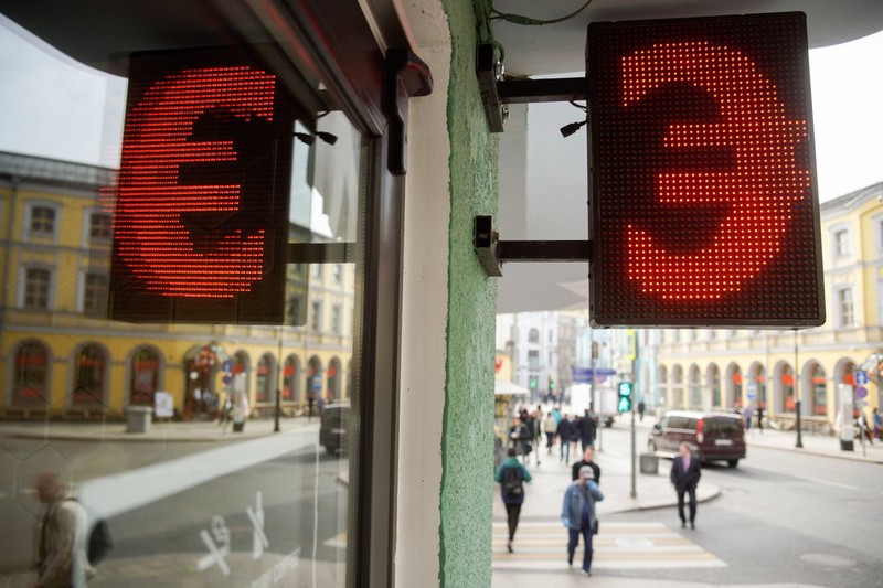 Евро поднялся выше 92 рублей впервые с начала ноября