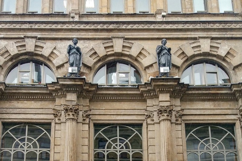 Скульптуры на фасаде здания бывшей аптеки Феррейна в Москве отреставрируют