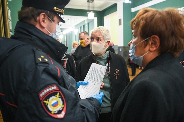 Инспекторы ОАТИ провели беседы с пожилыми гостями театров, нарушающими домашний режим