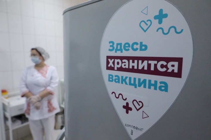 Первые добровольцы старше 60 лет получили российскую вакцину «Спутник V»