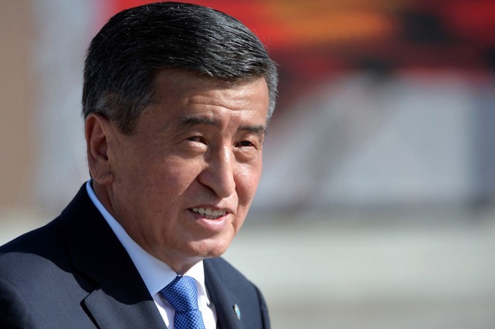 Колонна машин силовиков приехала к резиденции президента Киргизии