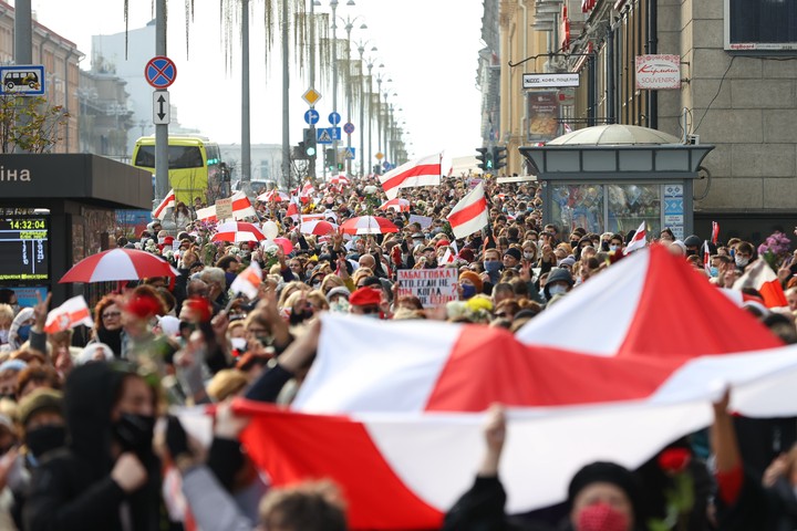 Жители Минска вышли на центральные улицы города с лозунгами о забастовке