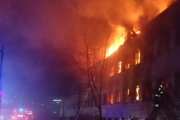 Здание бывшего завода «Серп и молот» загорелось в Москве