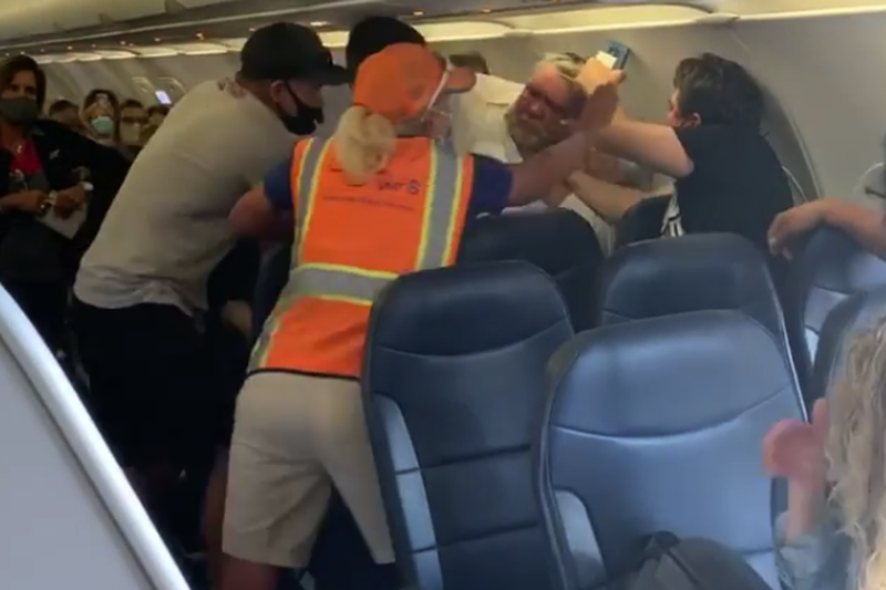 Драку в самолете из-за маски сняли на видео