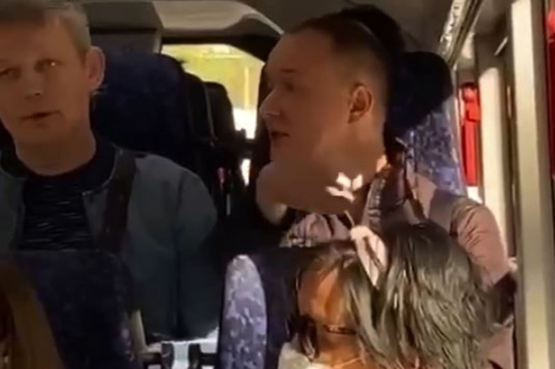 Скандал пассажиров автобуса из-за масок в Химках попал на видео