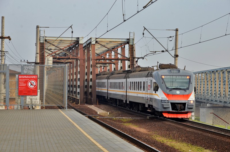 Поезда не останавливаются на станции Москворечье из-за возгорания на платформе